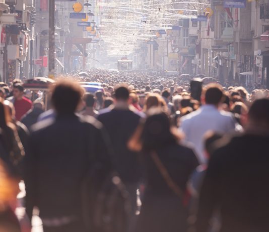 Akkor most tehetséges vagy középszerű a magyar ember? Ki kit áltat és mivel? Sétáló tömeg
