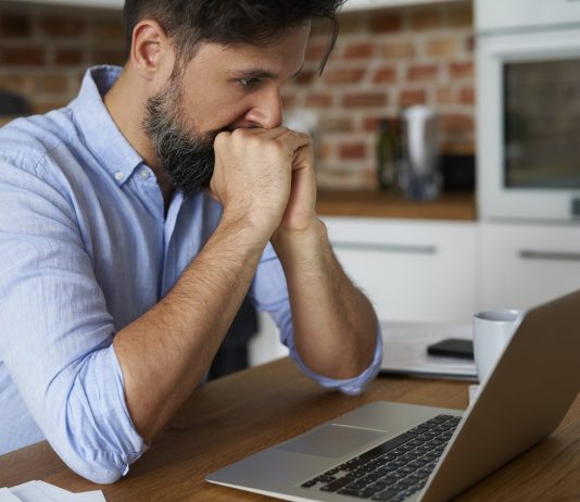 A túlóra korai halálhoz vezet Stresszes férfi