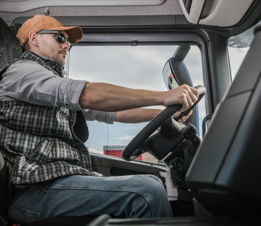 Áruhiánnyal küszködnek a brit áruházláncok. Áru van, de nincs sofőr.