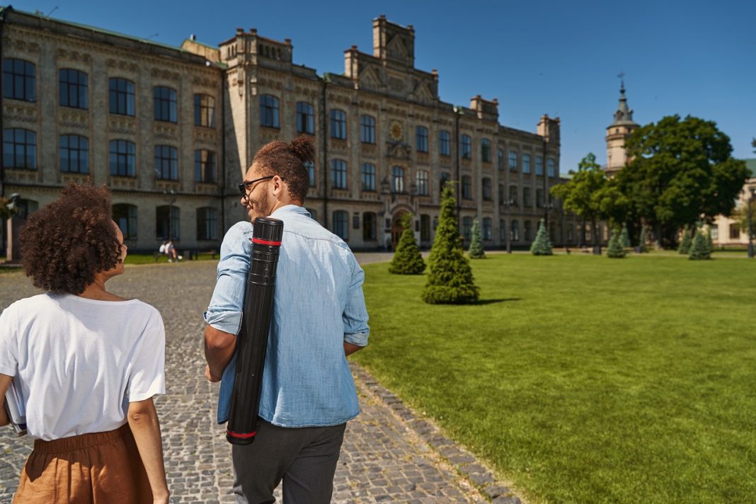 Hazai segítség külföldön tanuló magyar fiataloknak