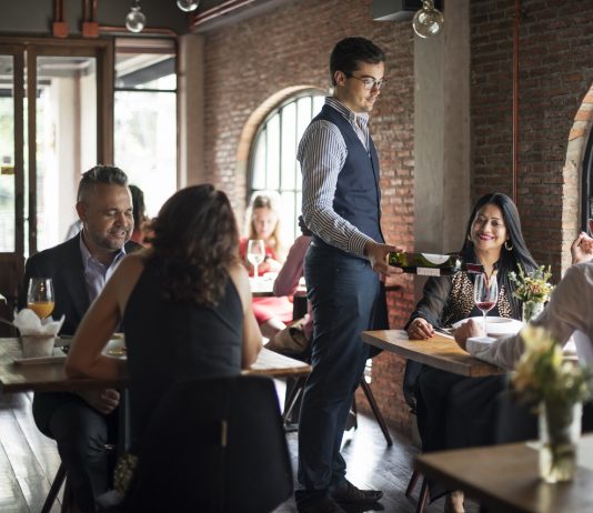 Csak beoltva lehet étterembe menni – beperelték a polgármestert