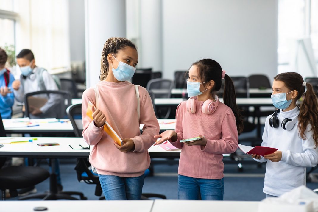 Mindenkit beperel a kormányzó, aki kötelezővé teszi a maszkviselést