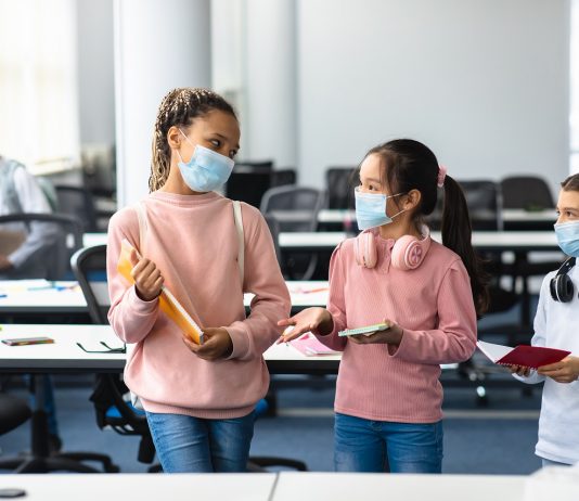 Mindenkit beperel a kormányzó, aki kötelezővé teszi a maszkviselést