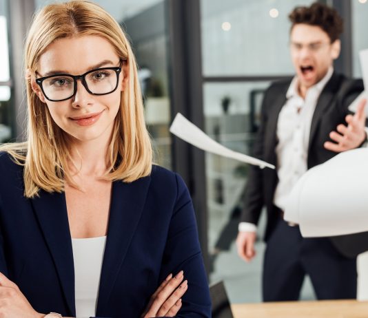 Van, akit kiborít, van, aki legyint?! Határaink-Zaklatásaink Magabiztos nő és zaklató főnök