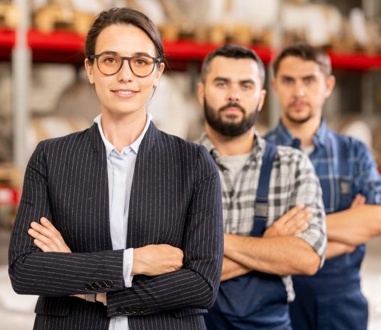 “Nem bírok a beosztottam agressziójával. Ő irányít engem!” Női vezető