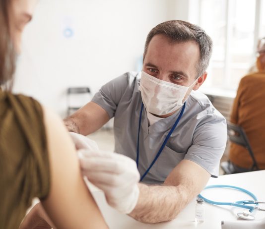 Emlékeztető oltást javasol a Pfizer és a Moderna vakcináiból az Európai Gyógyszerügynökség