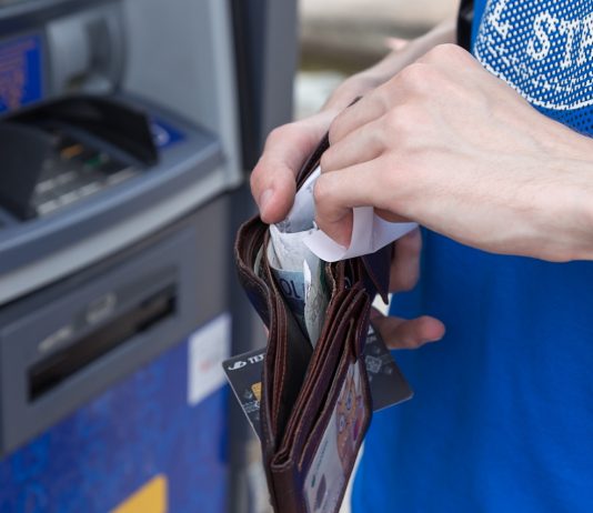 A gazdagok és a szegények rejtegetik leginkább a pénzüket