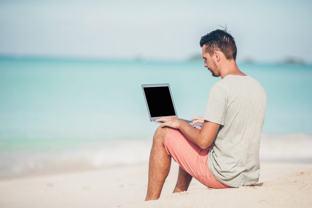 Így nyaralunk: még mindig sokan dolgoznak a szabadság alatt Munka a tengerparton