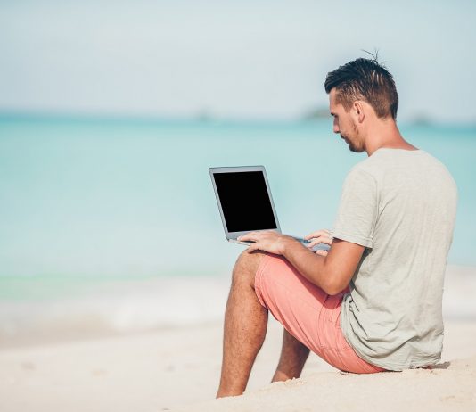 Így nyaralunk: még mindig sokan dolgoznak a szabadság alatt Munka a tengerparton