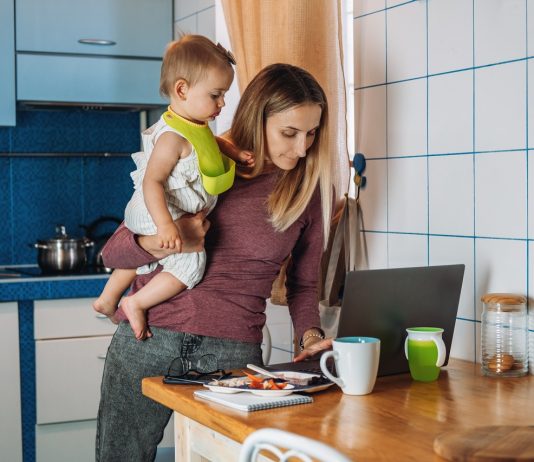Munkahelyi viszontagságok a szülési szabadság után Kismama home office-ban
