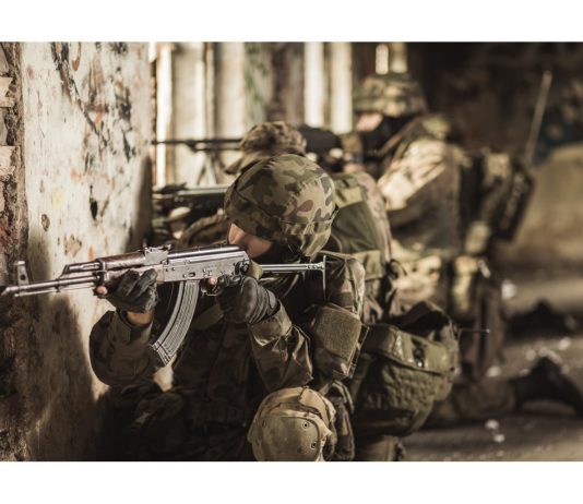 Plusz pontokat kapnak, akik az egyetem előtt beállnak a Honvédségbe