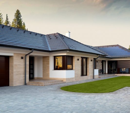 Megkezdte működését a Terrán Kft. napelemes tetőcserepet előállító gyára Pécsen