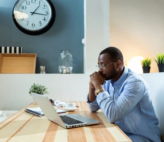 Megreformálják az uniós kék kártyát – kell a munkaerő Európába Afrikai férfi