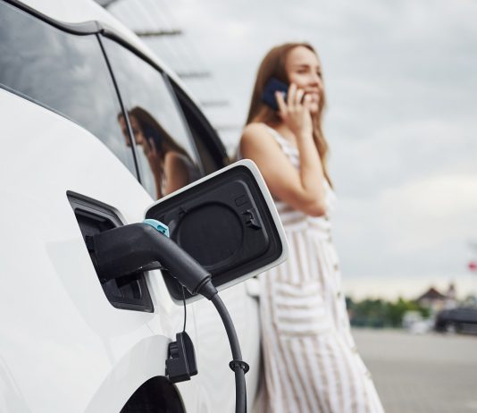 Akcióhősök a fotelben Elektromos autó
