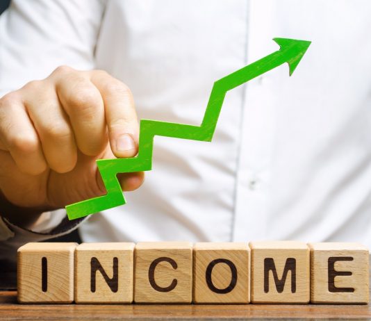 Elfogadták a 200 ezres minimálbért, a garantált bérminimumot két lépésben emelnék a munkaadók Bevétel