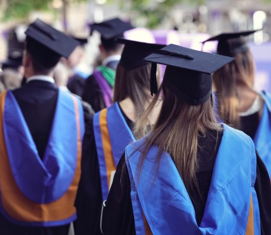 A járványhelyzetre hivatkozva nem tudtak nyelvet tanulni az új diplomások Diplomaosztó