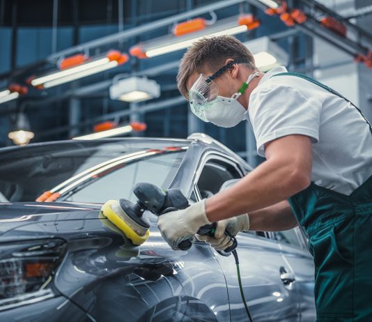 Az év utolsó negyedévére tovább gyorsítják a munkaerőfelvételt a cégek Dolgozó férfi