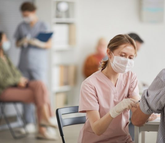 Szlovéniában csak oltottak dolgozhatnak az állami hivatalokban