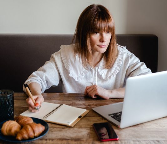 Miért titok a fizetés az álláshirdetésekben? Fókuszált nő