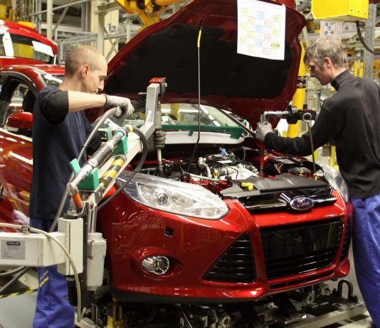 Háromezer dolgozó tüntet a Ford üzembezárása ellen Ford