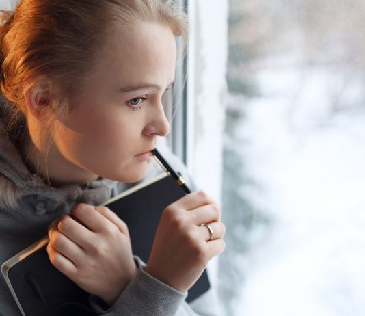 Saját „jóllétünk” megteremtése, avagy mit tehetünk mi a saját boldogságunkért? Gondolkodó nő