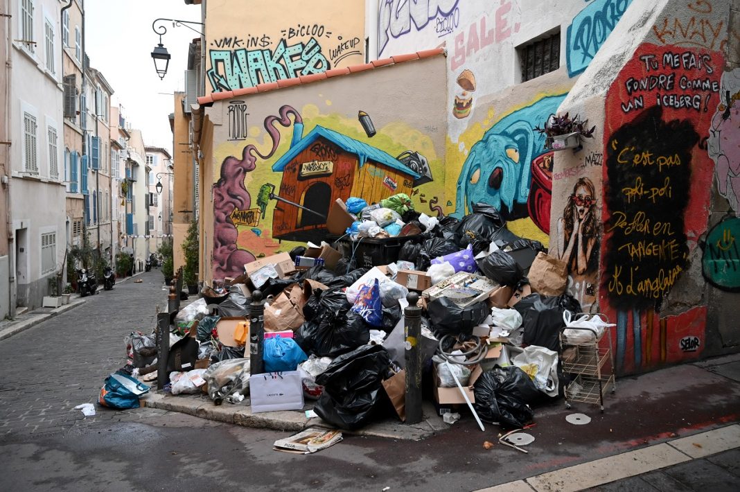 A kukások sztrájkja miatt hegyekben áll a szemét Marseille-ben