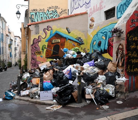 A kukások sztrájkja miatt hegyekben áll a szemét Marseille-ben