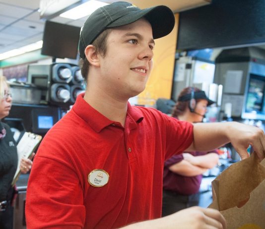 A munkerőhiány miatt már gyermekeket is felvesznek az amerikai gyorséttermek