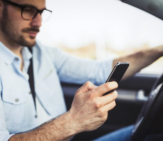 Holnaptól ellenőrzik a vezetés közben mobilozókat Mobilozó ember