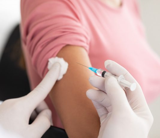 Sokan a munkahely megtartása miatt fogadták el az oltást Oltás