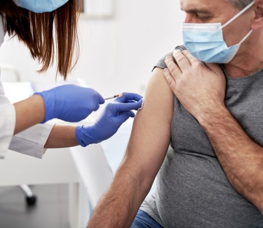 Elhalasztották az egészségügyi dolgozók beoltásának határidejét