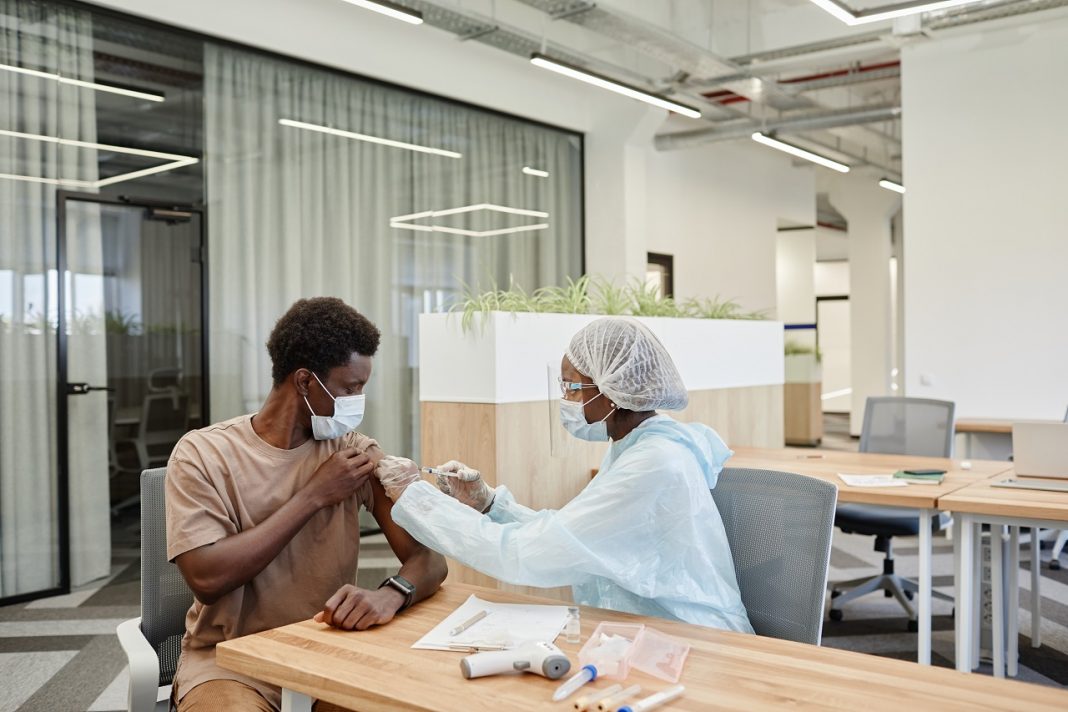 Egyéves moratóriumot kért a harmadik oltásra a WHO