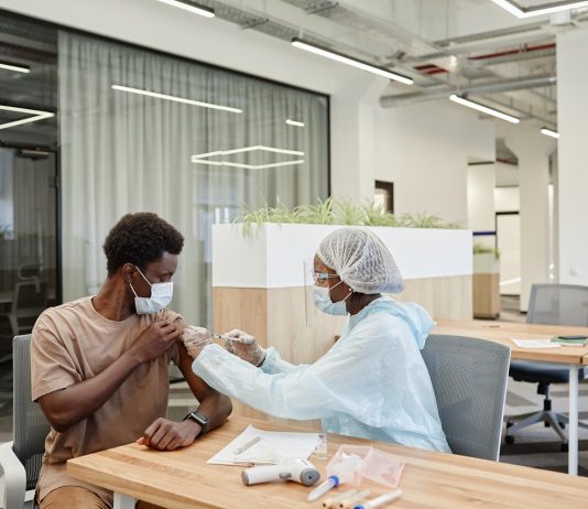 Egyéves moratóriumot kért a harmadik oltásra a WHO