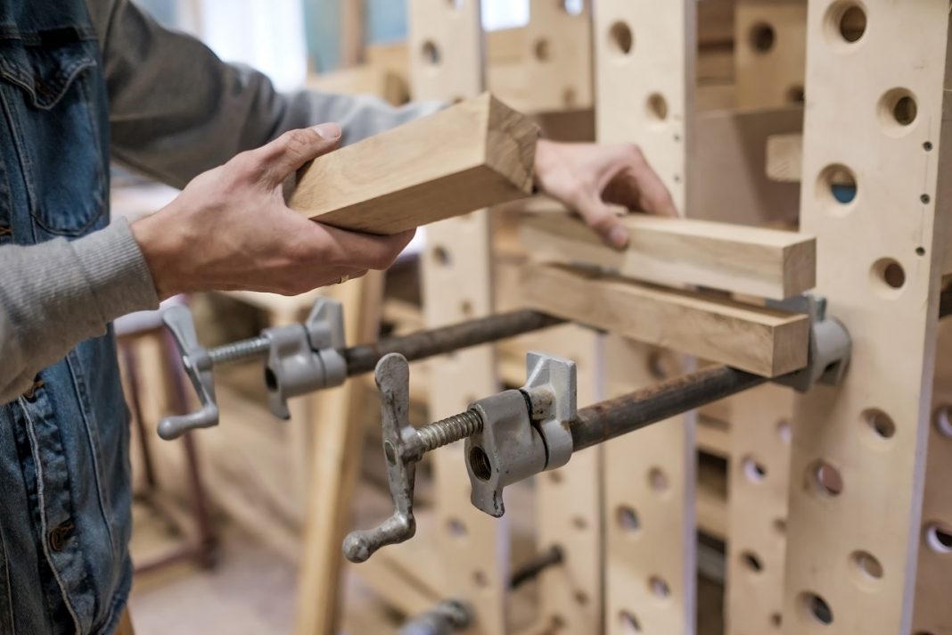 Mától igényelhető a munkatapasztalat-szerzést elősegítő támogatás Kékgalléros