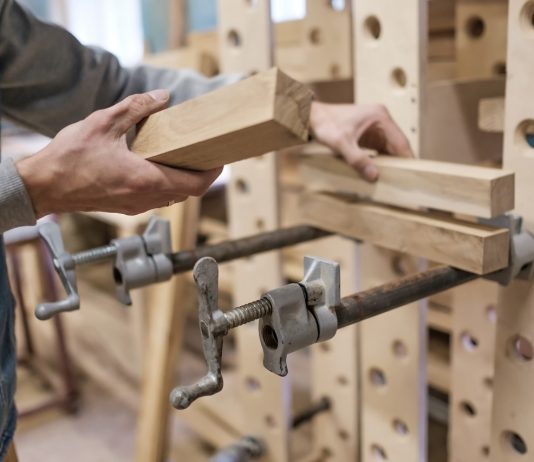 Mától igényelhető a munkatapasztalat-szerzést elősegítő támogatás Kékgalléros