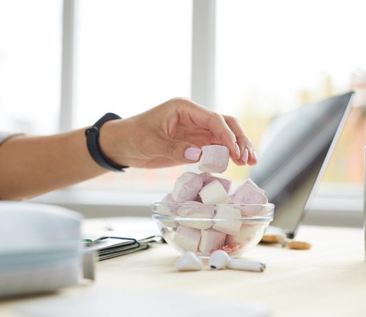 Csörgős zacskók, zizegős tasakok – avagy mit nassolunk az irodában? Pillecukor