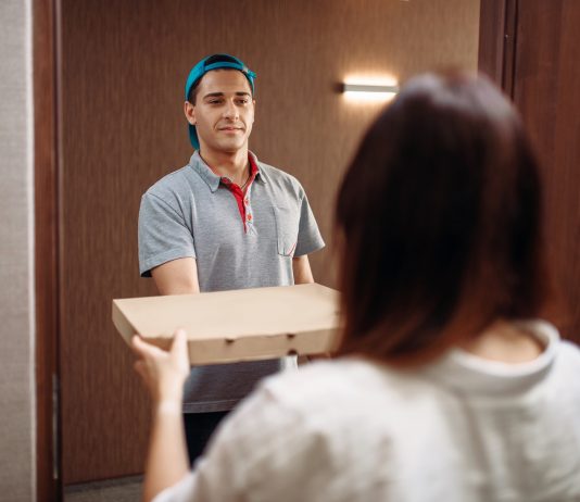 Diákokkal orvosolják a munkaerőhiányt Pizzafutár