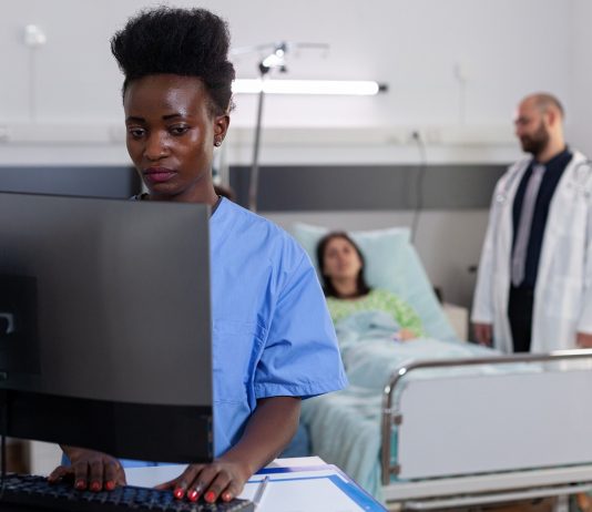 12 ezer külföldi kapott francia állampolgárságot a járványhelyzetben nyújtott munkájáért