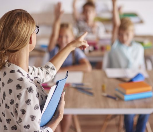 Negatív rekord: hatezer betöltetlen tanári állás van az oktatásban Tanárnő