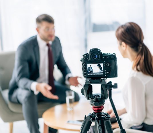 Mit érdemes tanulni? Mennyit érnek a diplomák? Újságíró