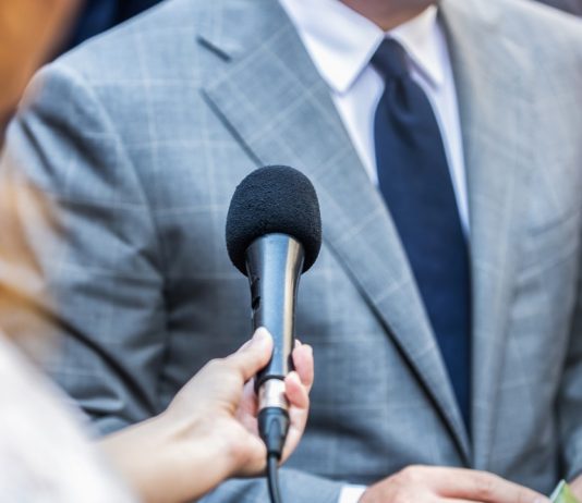 Az újságírók védelmére szólít fel az Unió Újságírónő