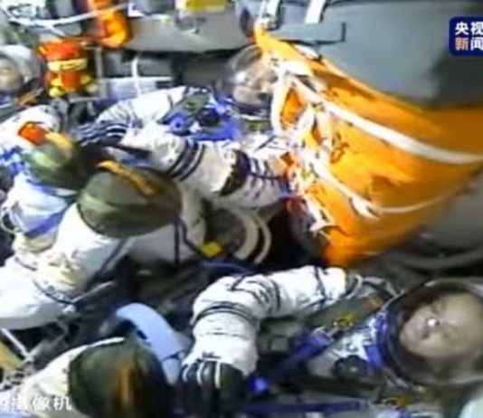 Visszatértek a Földre a kínai űrhajósok Űrhajósok