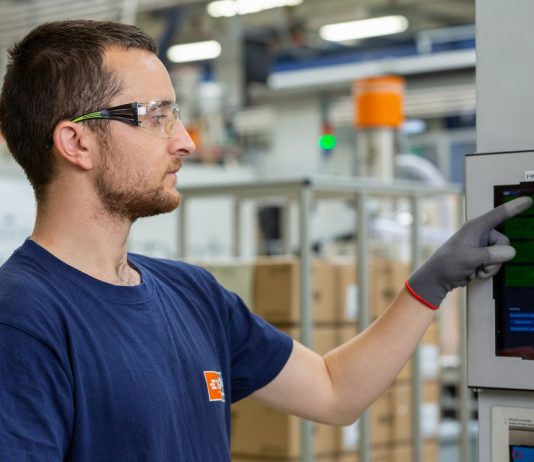 Futurisztikus intralogisztikai megoldások a TE Connectivitynél mobil robotikai kiegészítőkkel TYCO