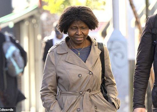 Kirúgták a munkahelyéről és bűnözőként bántak vele, mert keresztet viselt a nyakában