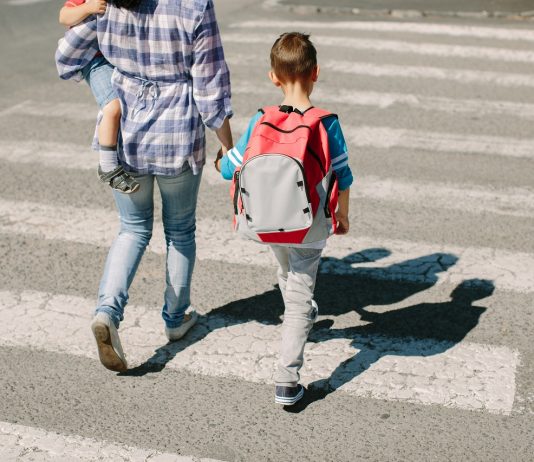 Végre kiszámolták: egy családanya az otthoni munkájáért évi 2,5 millió forintot érdemelne Anya a gyerekekkel