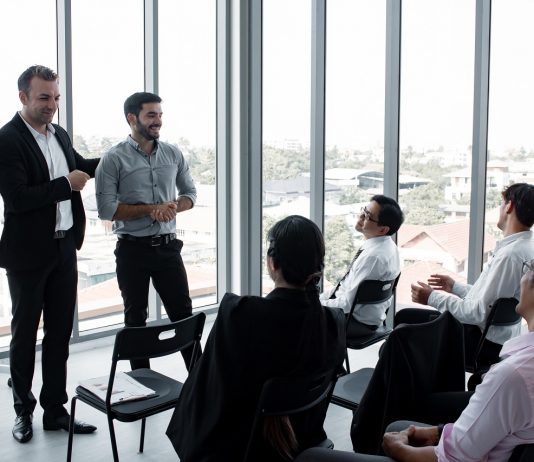 A munkahelyen is jó bókolni – annak is, aki adja, és annak is, aki kapja Irodai meeting