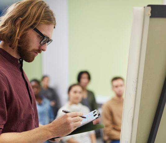 Októberben kapják első, megemelt fizetésüket a felsőoktatási dolgozók