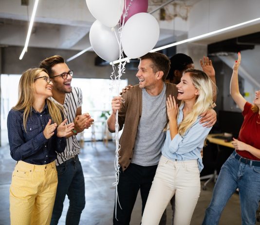 7 tipp, hogy jóban legyél a munkatársaiddal tippek pozitív munkahelyi kapcsolatok kialakításához