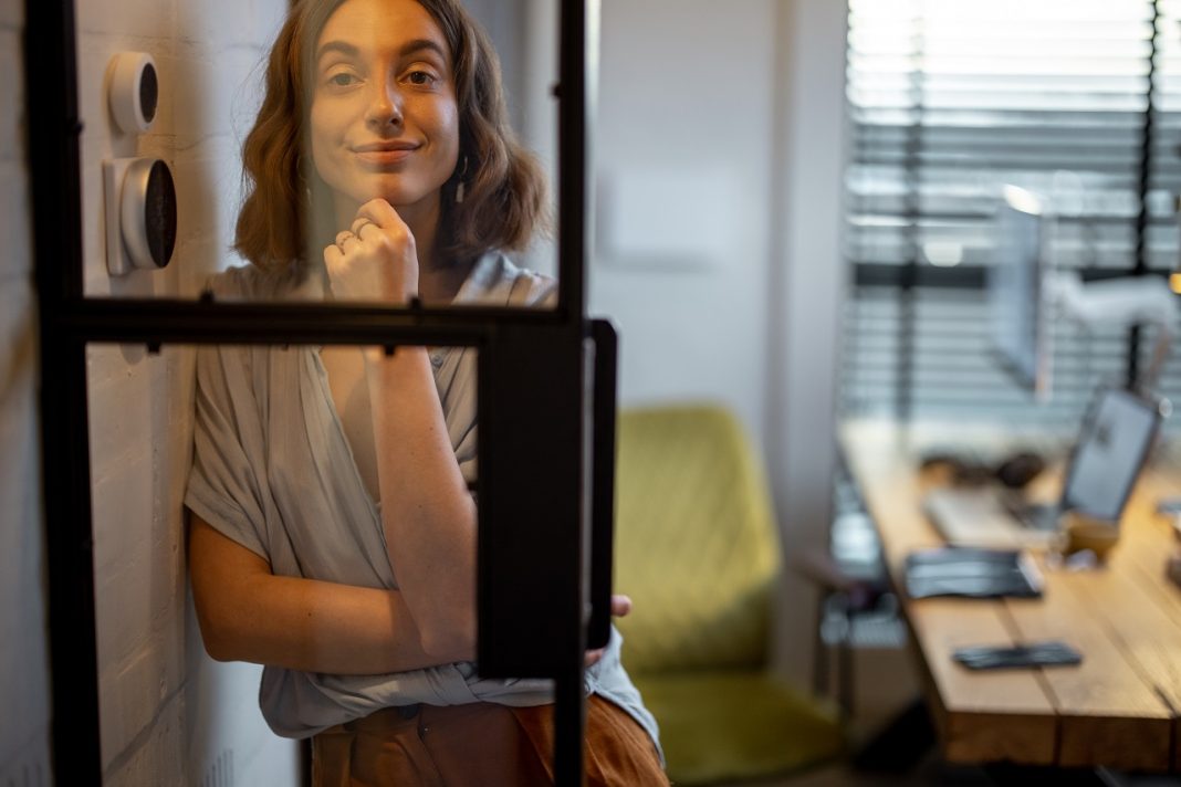 Nincs visszaút. A távmunka túléli a járványt. De melyik országokban? Nő home office-ban