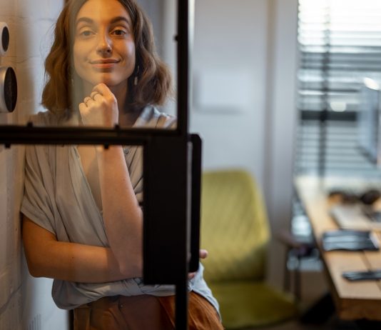 Nincs visszaút. A távmunka túléli a járványt. De melyik országokban? Nő home office-ban